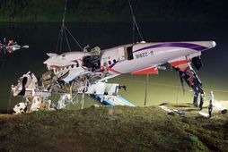 Björgunarmenn hífa hluta af flaki flugvélar TransAsia Airways upp úr Keelung-ánni í Tapei, höfuðborg Taívan, …