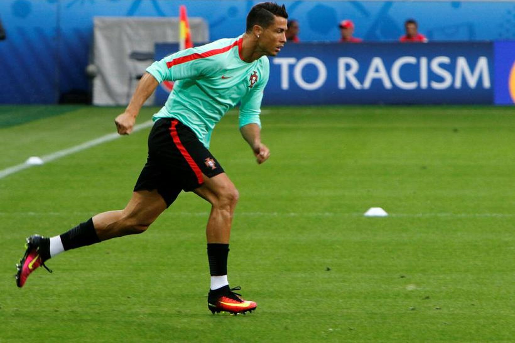 Cristiano Ronaldo á æfingu í Frakklandi. Í kvöld tekur alvaran …