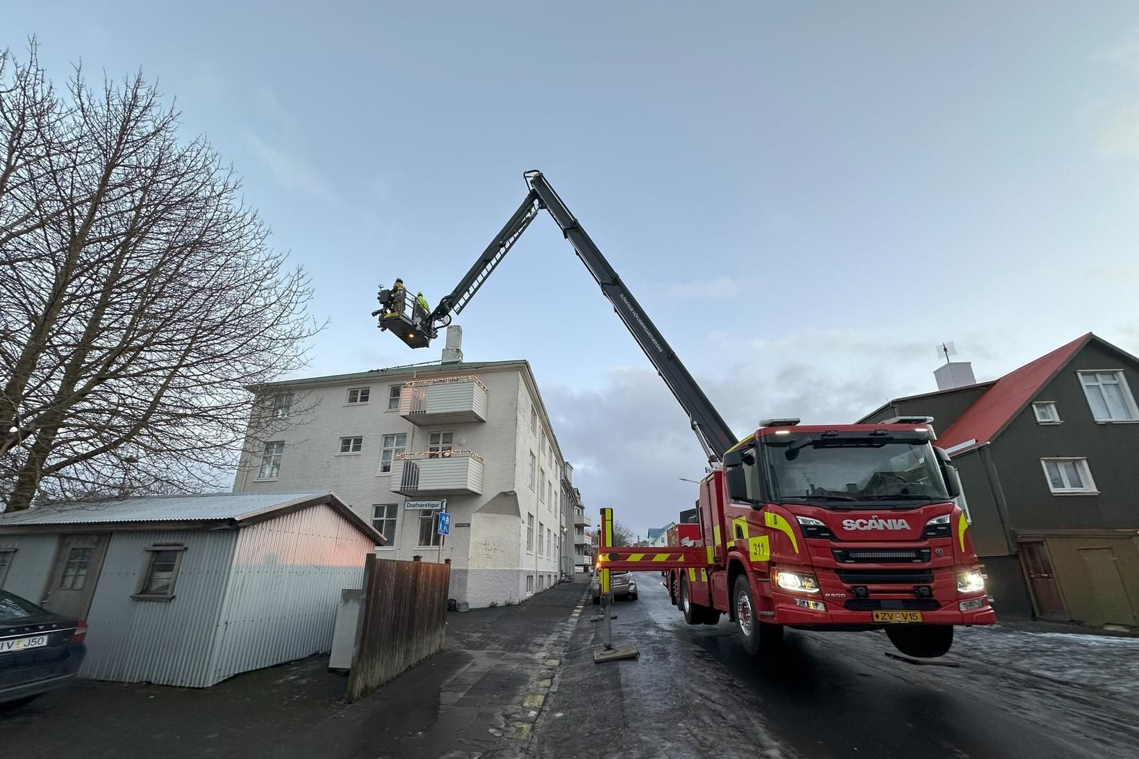 Slökkviliðið var fengið til að aðstoða heimiliseigendur að ná brotnu …