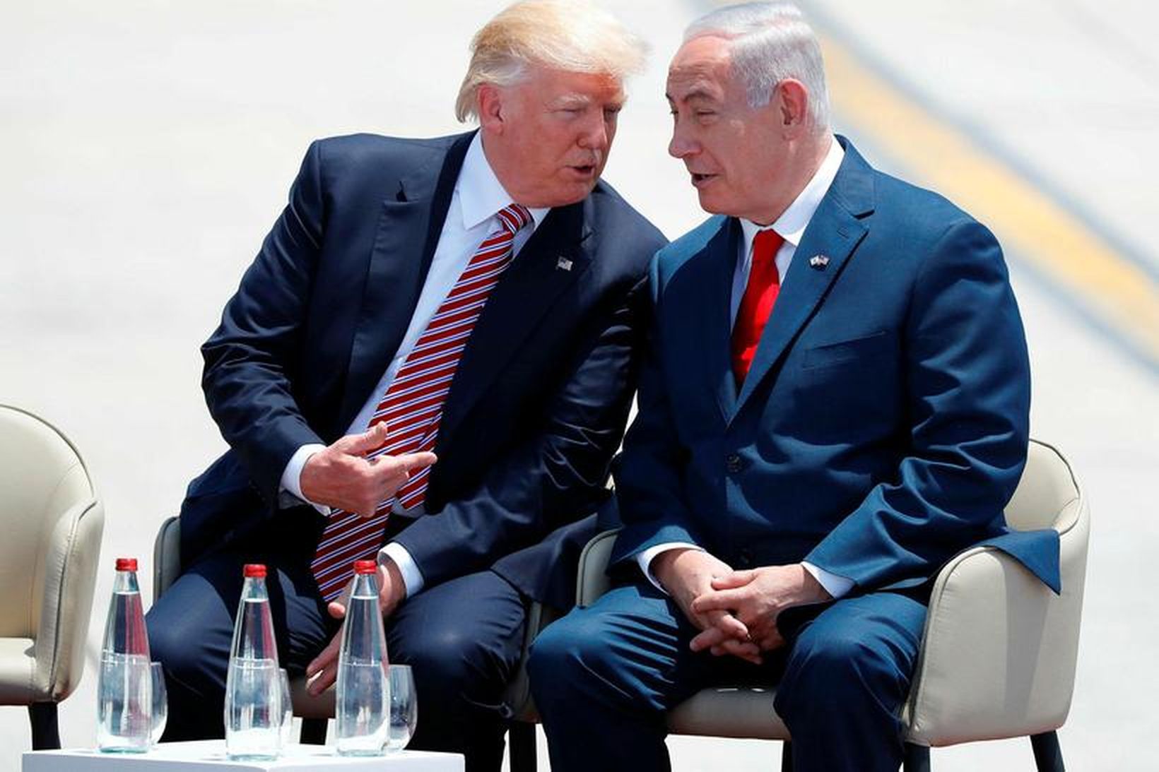 Trump og Netanyahu ræðast við á Ben Gurion-alþjóðaflugvellinum.