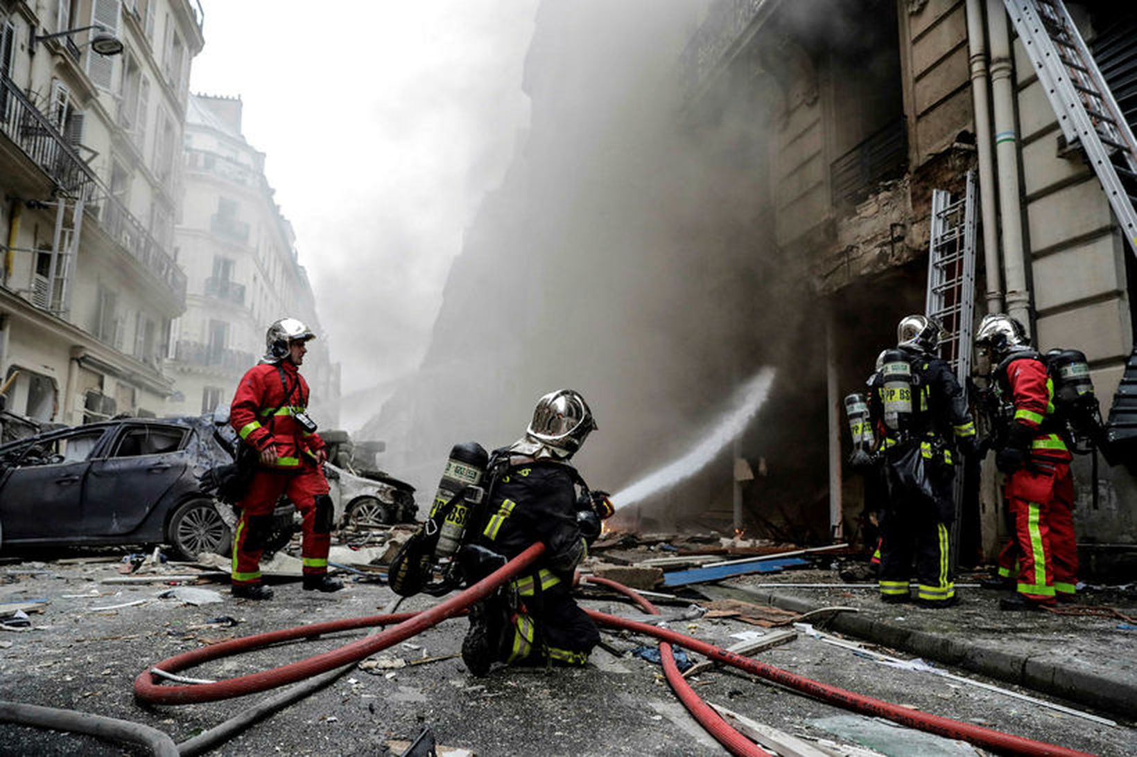 Slökkviliðsmenn að störfum í París.