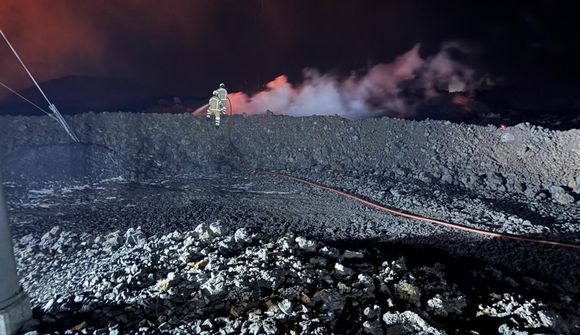 Tókst að stöðva rennslið við rafmagnsmastrið 