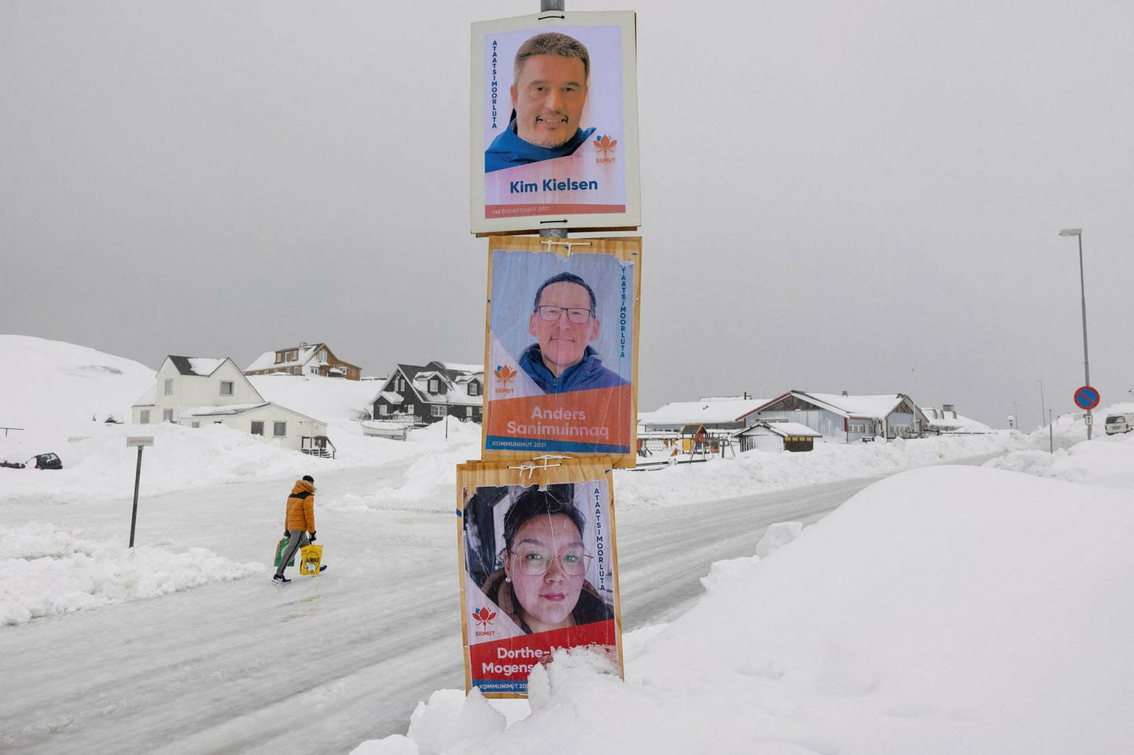 Kosningaplaköt fyrir Siumut í höfuðstaðnum Nuuk. Efstur er Kim Kielsen …