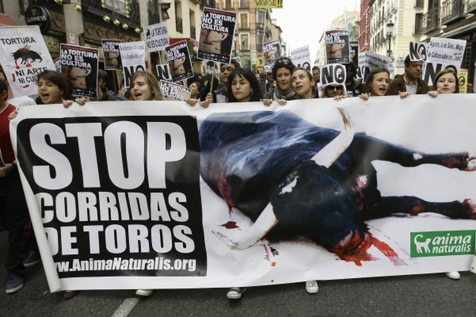 Þúsundir manna gengu um götur í Madrid í dag og …