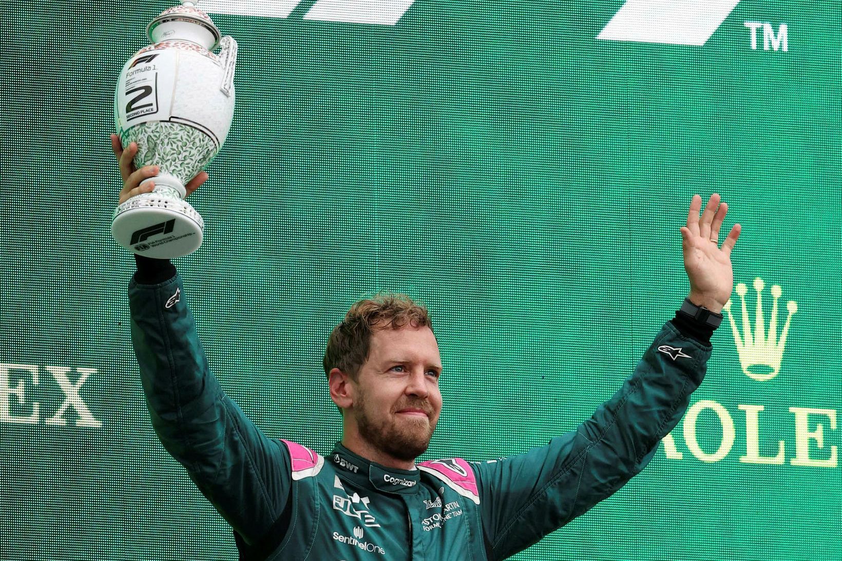 Sebastian Vettel, liðsmaður Aston Martin, á verðlaunapalli.