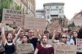 Í Kænugarði Mótmælendur mættu með mótmælaskilti sem voru gerð úr pappakössum. Flestir mótmælendur voru ungt fólk.