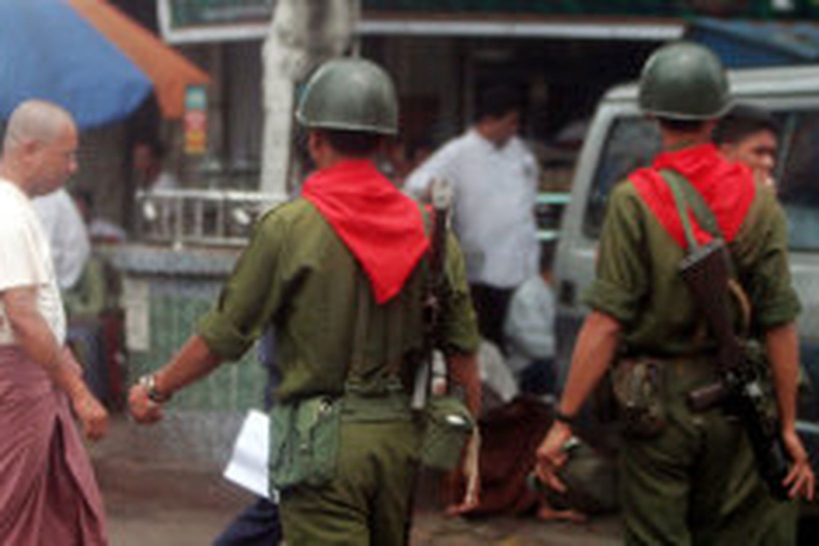 Hermenn á verði á götum Yangon í Búrma í dag.