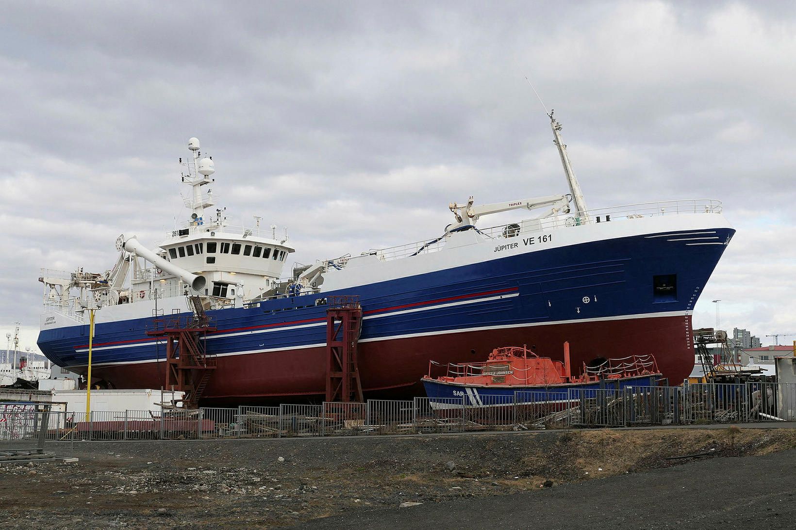 Júpíter VE-161 í dráttarbrautinni í Reykjavík. Viðgerðum er að ljúka.
