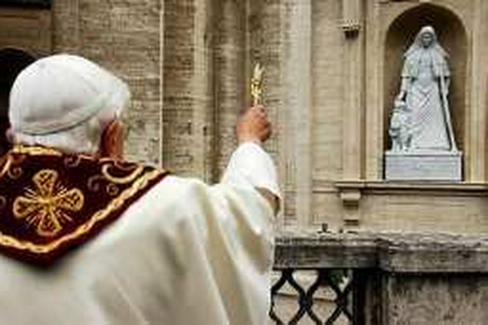 Benedict XVI. páfi blessar styttu dýrlingsins Genoveffa Torres Morales í …