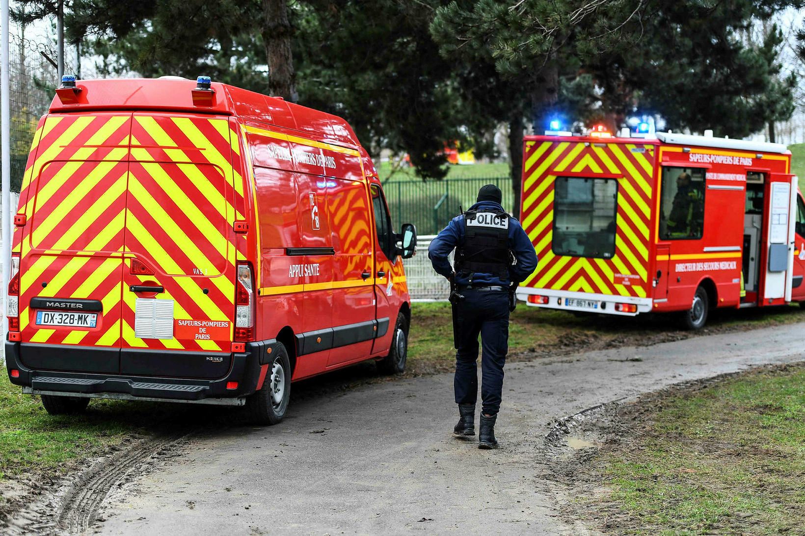 Frá vettvangi í úthverfi Parísar á föstudaginn. Annar hnífamaður reyndi …