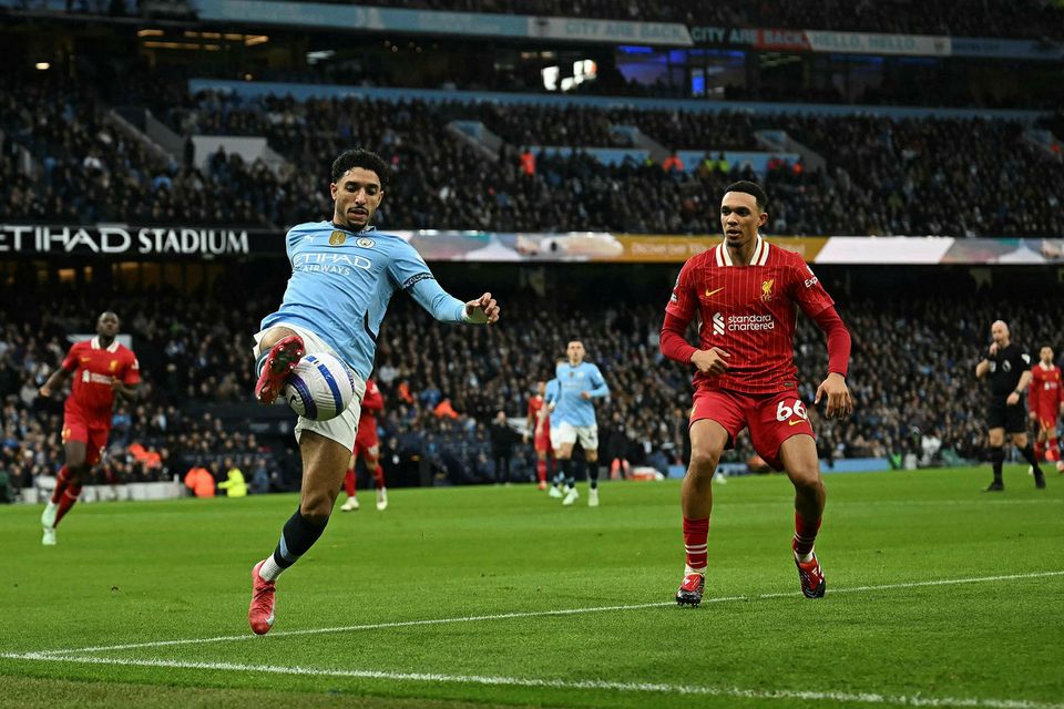 Omar Marmoush hjá Manchester City með boltann í dag. Trent Alexander-Arnold úr Liverpool fylgist með.