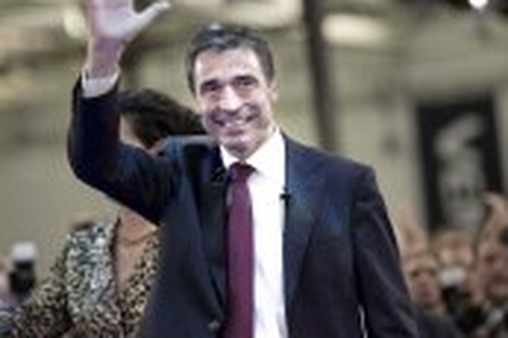 Anders Fogh Rasmussen veifar til stuðningsmanna Venstre í gærkvöldi.