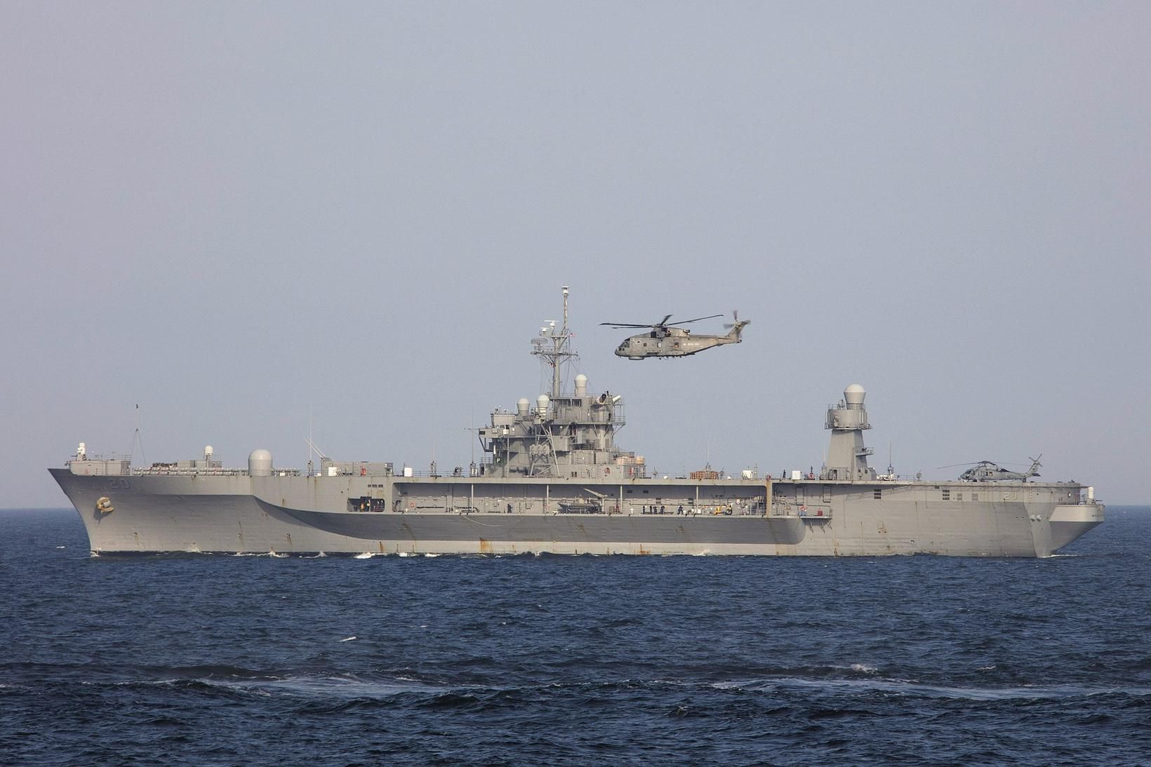 Bresk Merlin-herþyrla sveimar yfir USS Mount Whitney á Baltops-heræfingunni árið …