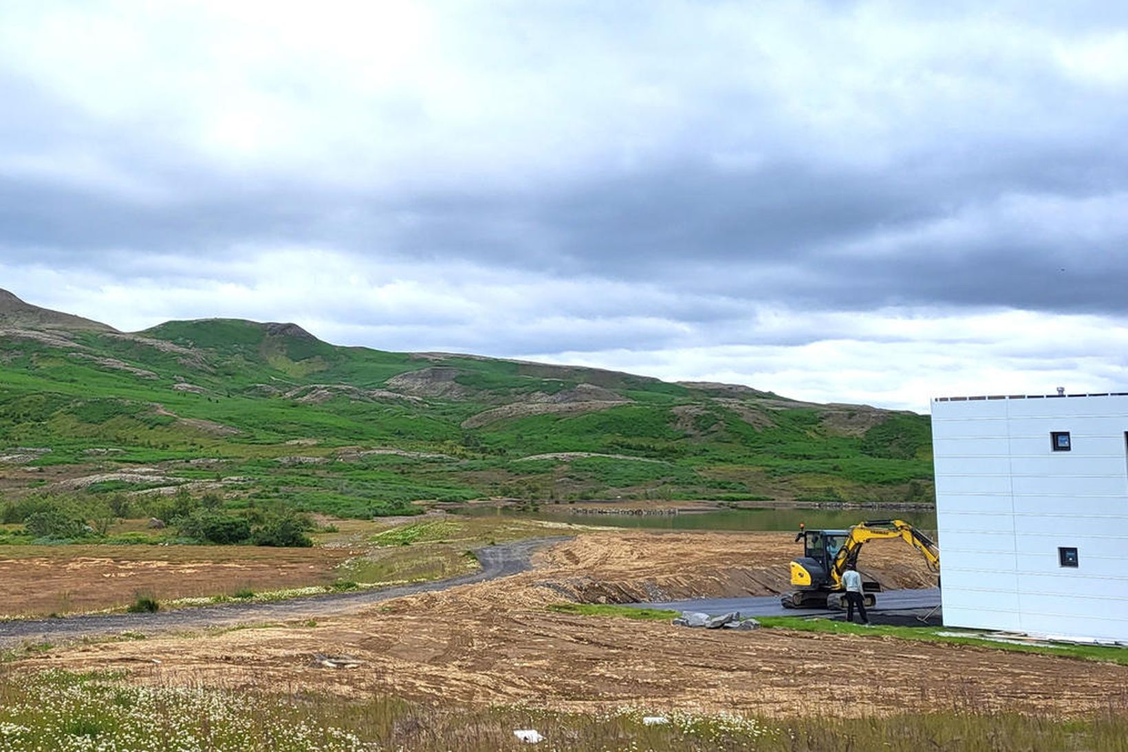 Hér rís hið nýja hverfi í framtíðinni. Aðeins glittir í …