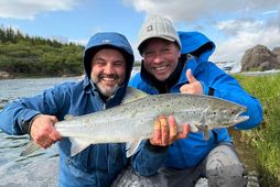 Þumall upp fyrir opnun í Norðurá. Hér brosa þeir sínu breiðasta Fjölvar Darri Rafnsson og …