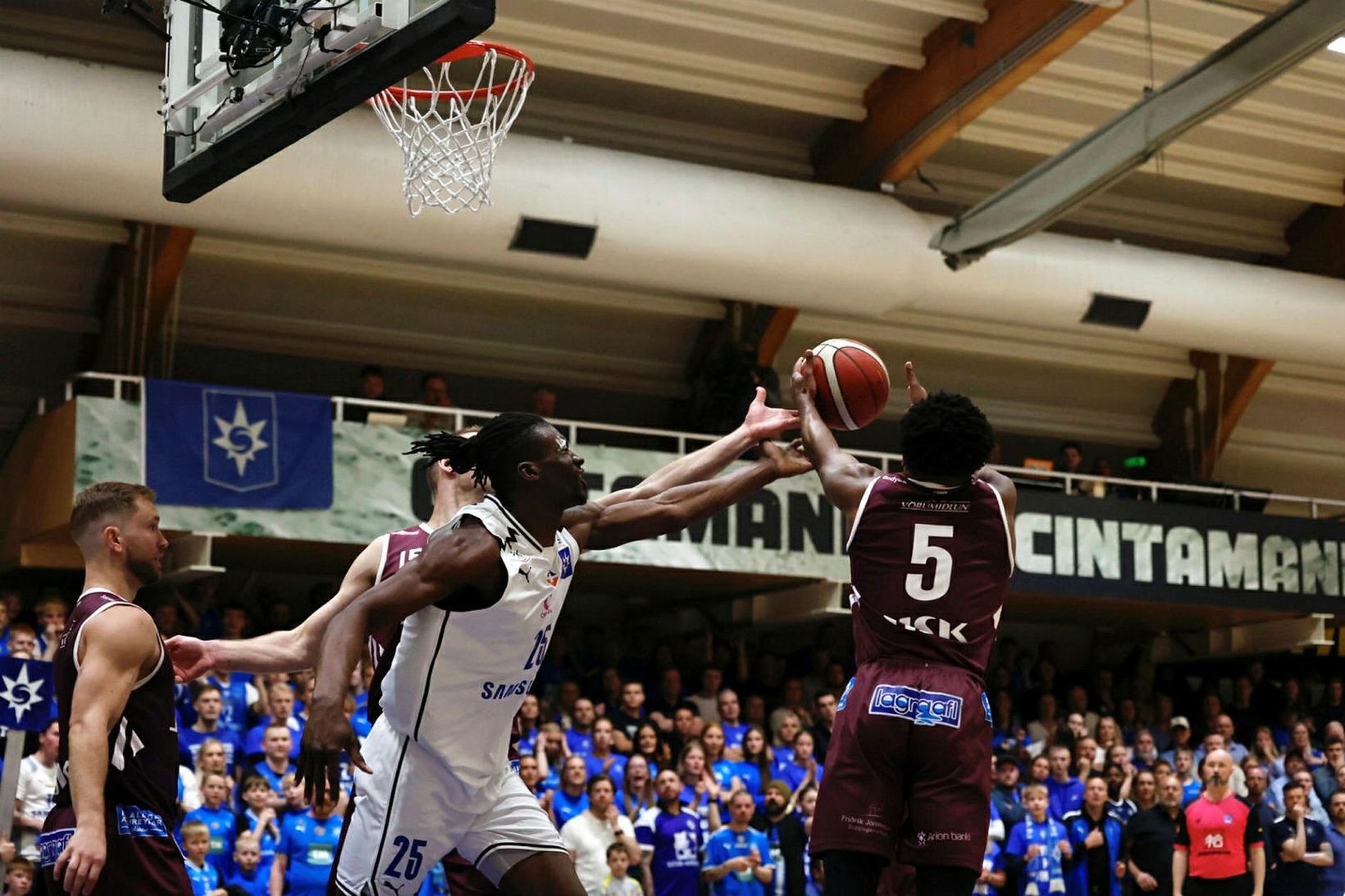 Shaquille Rombley í baráttu við Dedrick Basile í öðrum leik …