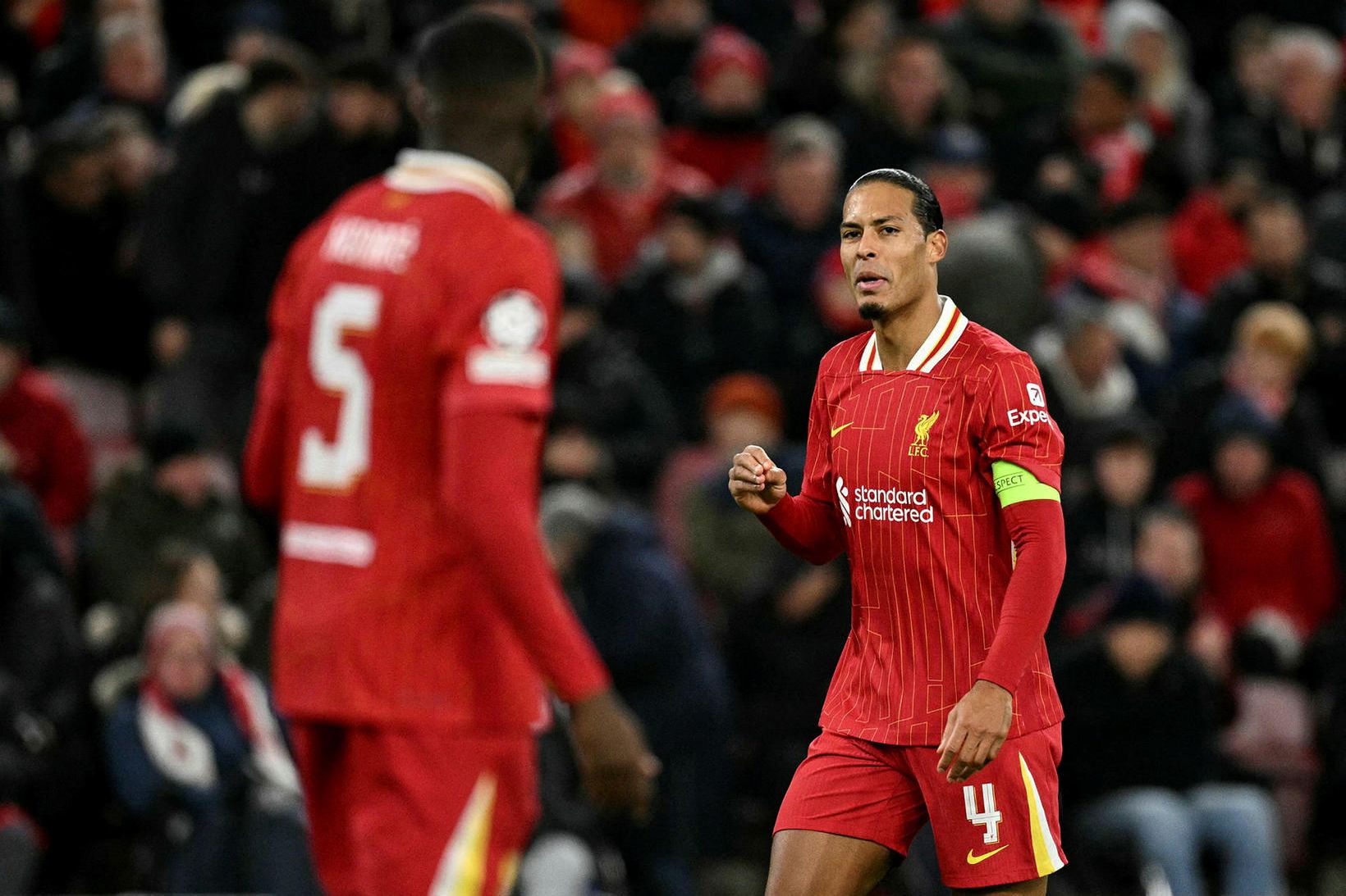 Fyrirliðinn Virgil van Dijk ræðir við Ibrahima Konaté en óljóst …