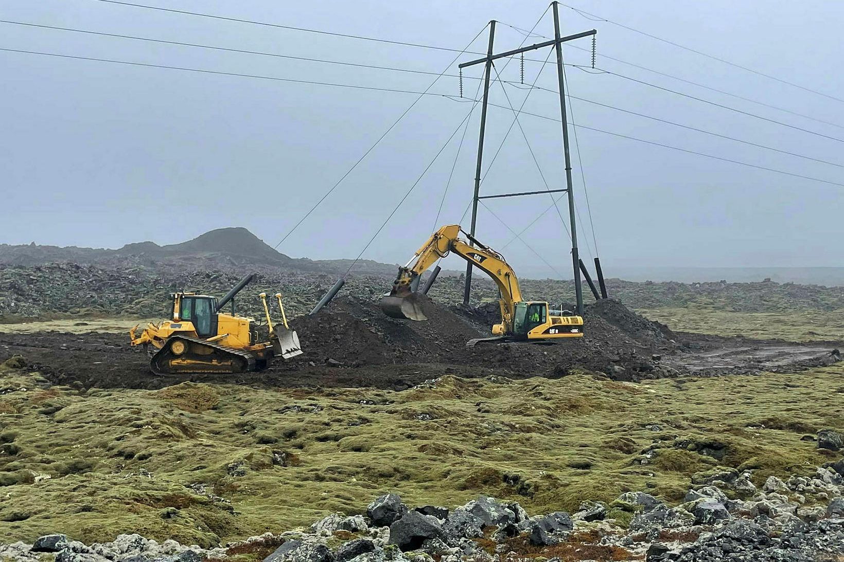 Unnið er að vörnum fyrir raforkuinnviði á Reykjanesskaga, háspennulínur og …