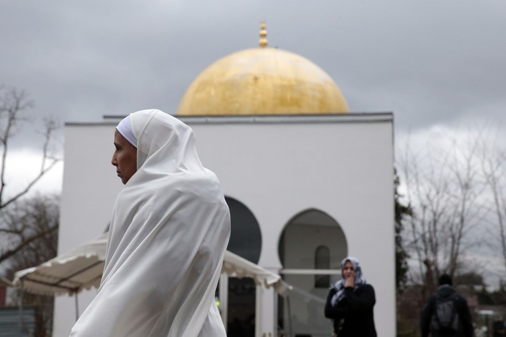 Frá útför lögreglumannsins Ahmed Merabet í Bobigny, í úthverfi Parísar …