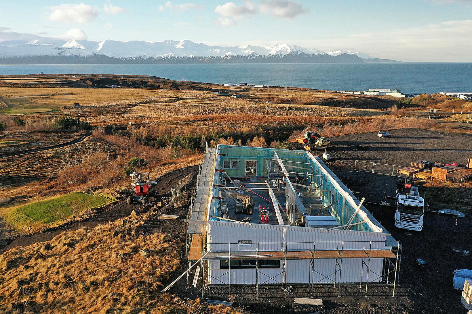 Hótellóðin er rétt hjá nýja golfskálanum sem verið er að …