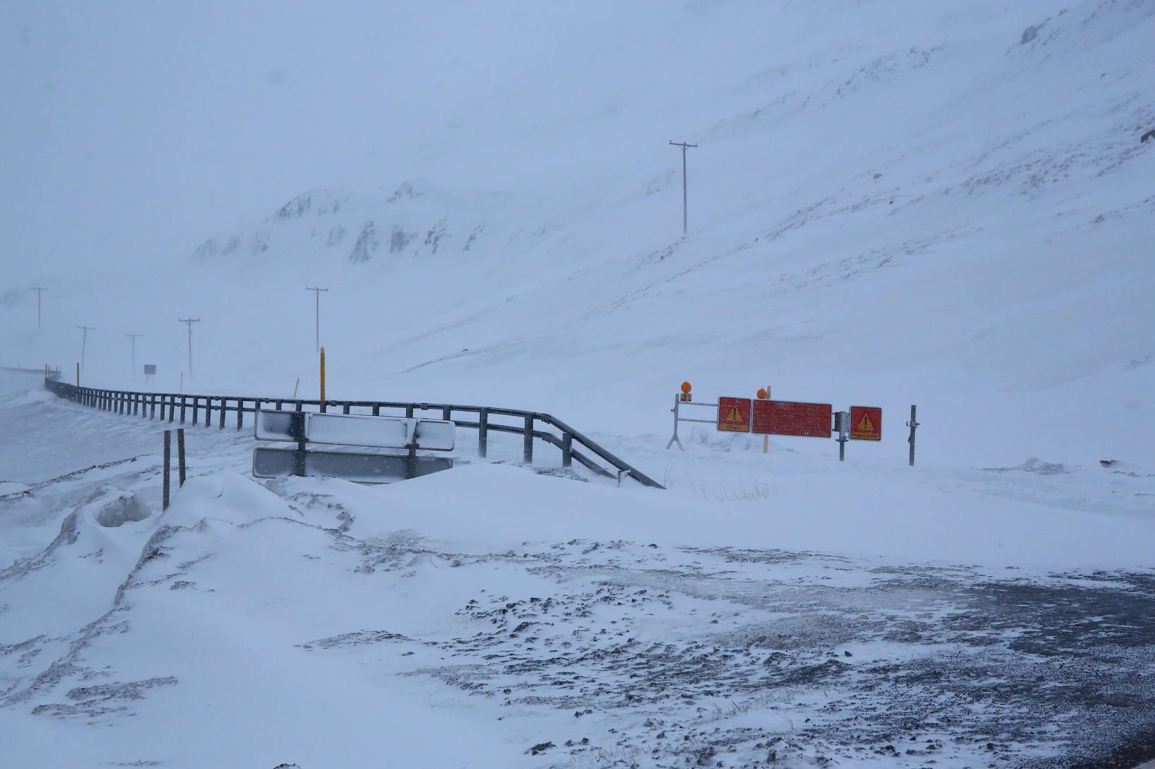 Búið er að loka Þverárfjallsvegi og Víkurskarðsvegi og einnig er …