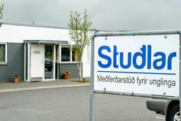 Stuðlar skiptast í tvær deildir; meðferðardeild og lokaða deild (almennt kölluð neyðarvistun). Stuðlum er ætlað …