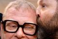 Innilegt Ástráður Haraldsson smellir rembingskossi á Heimi Má Pétursson, þá fréttamann en nú framkvæmdastjóra þingflokks Flokks fólksins.