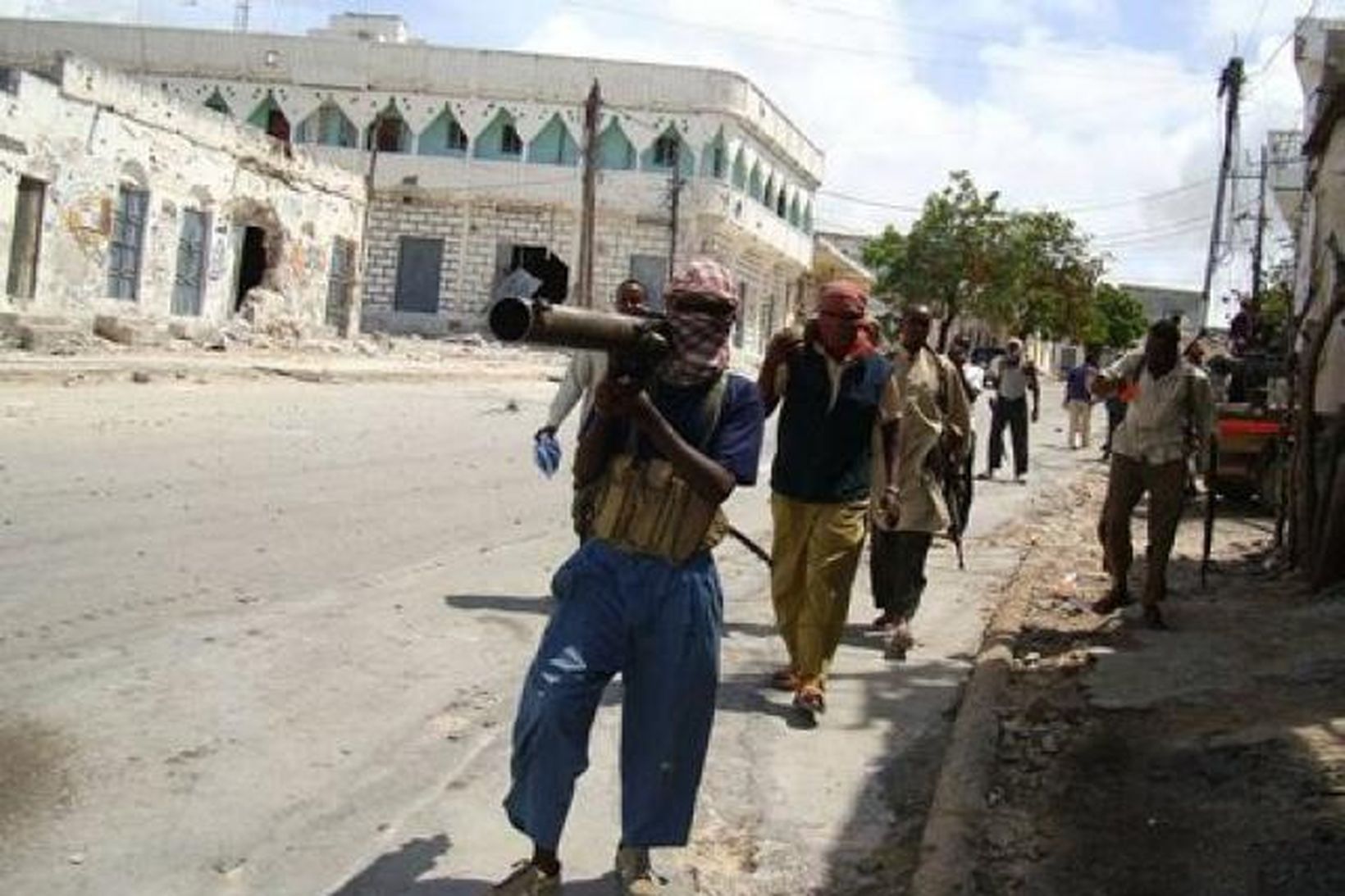 Íslamskir uppreisnarmenn á götu í Mogadishu