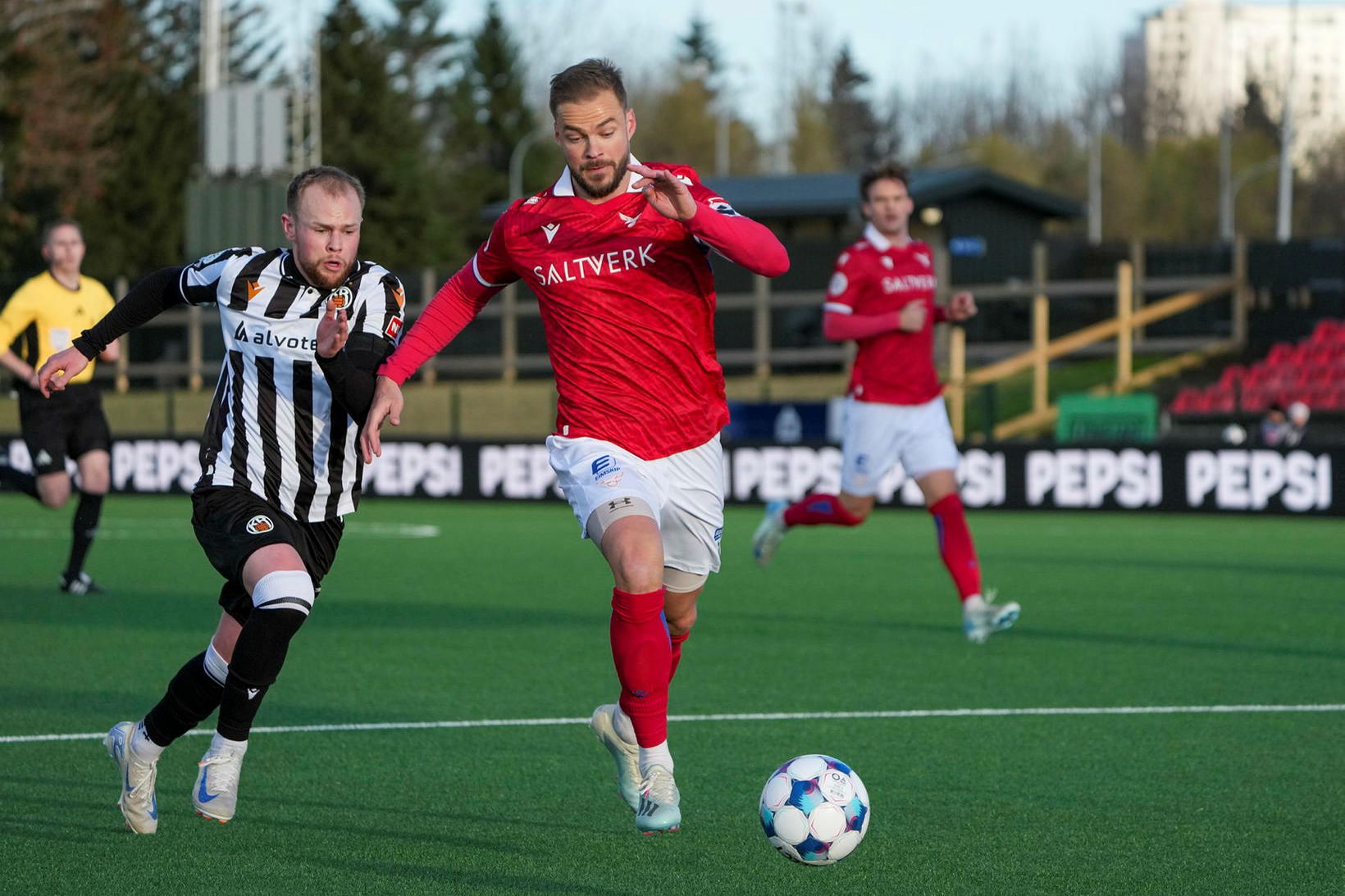 21. umferð: Fyrirliðar náðu áföngum og sögulegt mark Björns