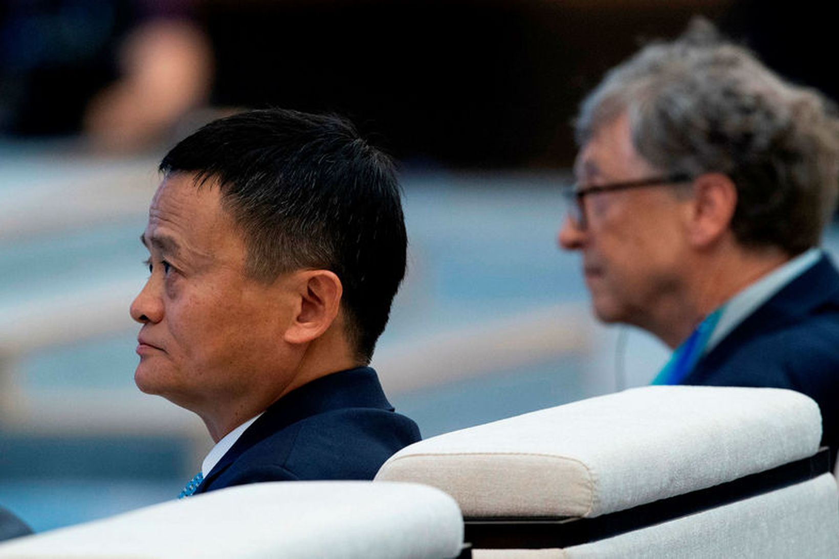 Bill Gates sést hér við hlið Jack Ma á kaupstefnunni …