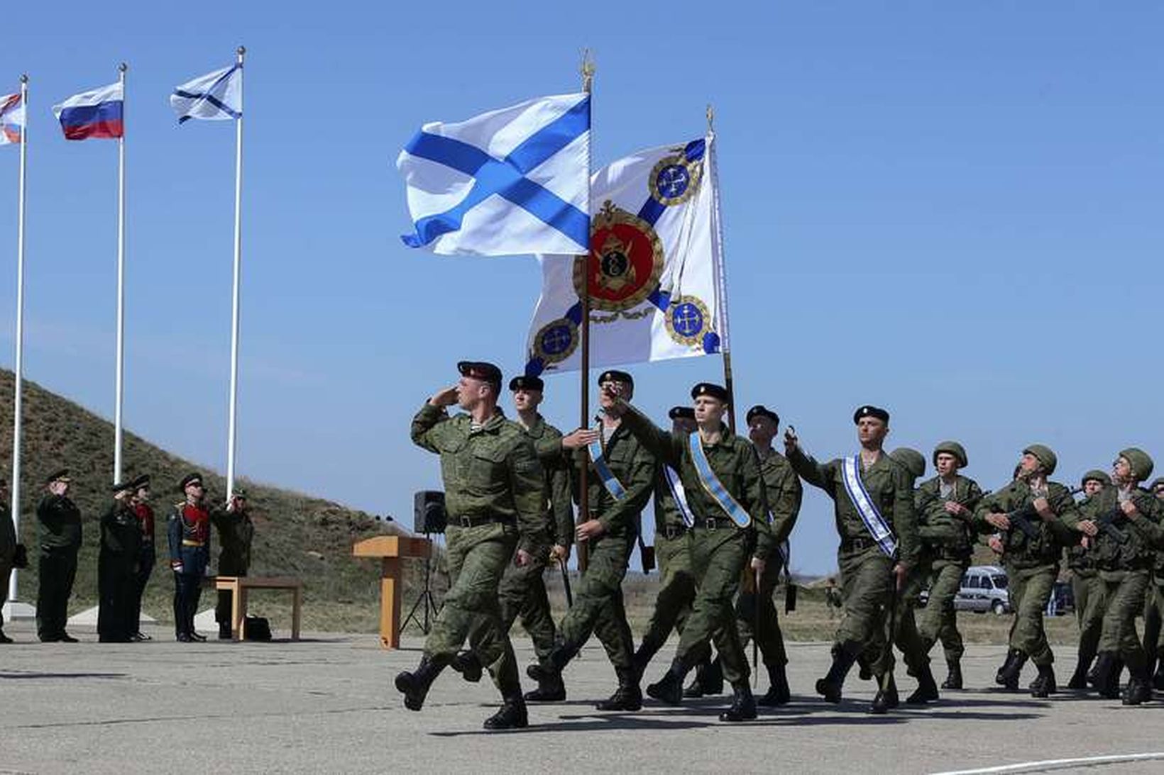 Rússneskir hermenn marsera í hafnarborginni Sevastopol á Krímskaga.