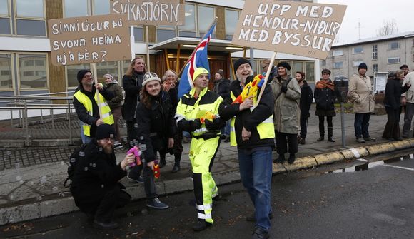 Mótmæla hríðskotabyssum með vatnsbyssum
