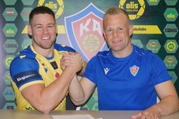 Daníel Matthíasson og þjálfarinn Andri Snær Stefánsson handsala samninginn.