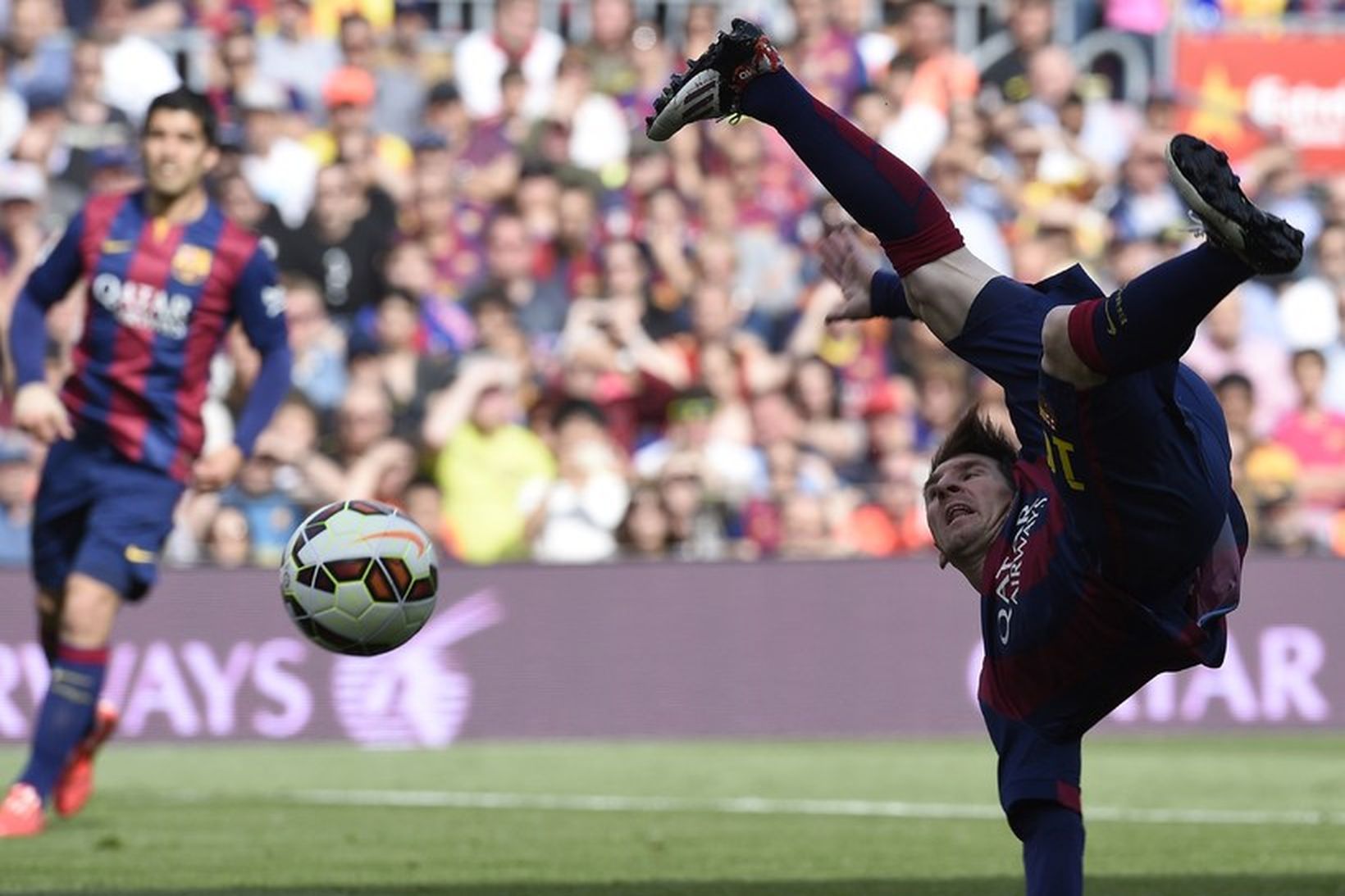 Lionel Messi reynir markskot með tilþrifum í leiknum gegn Valencia …