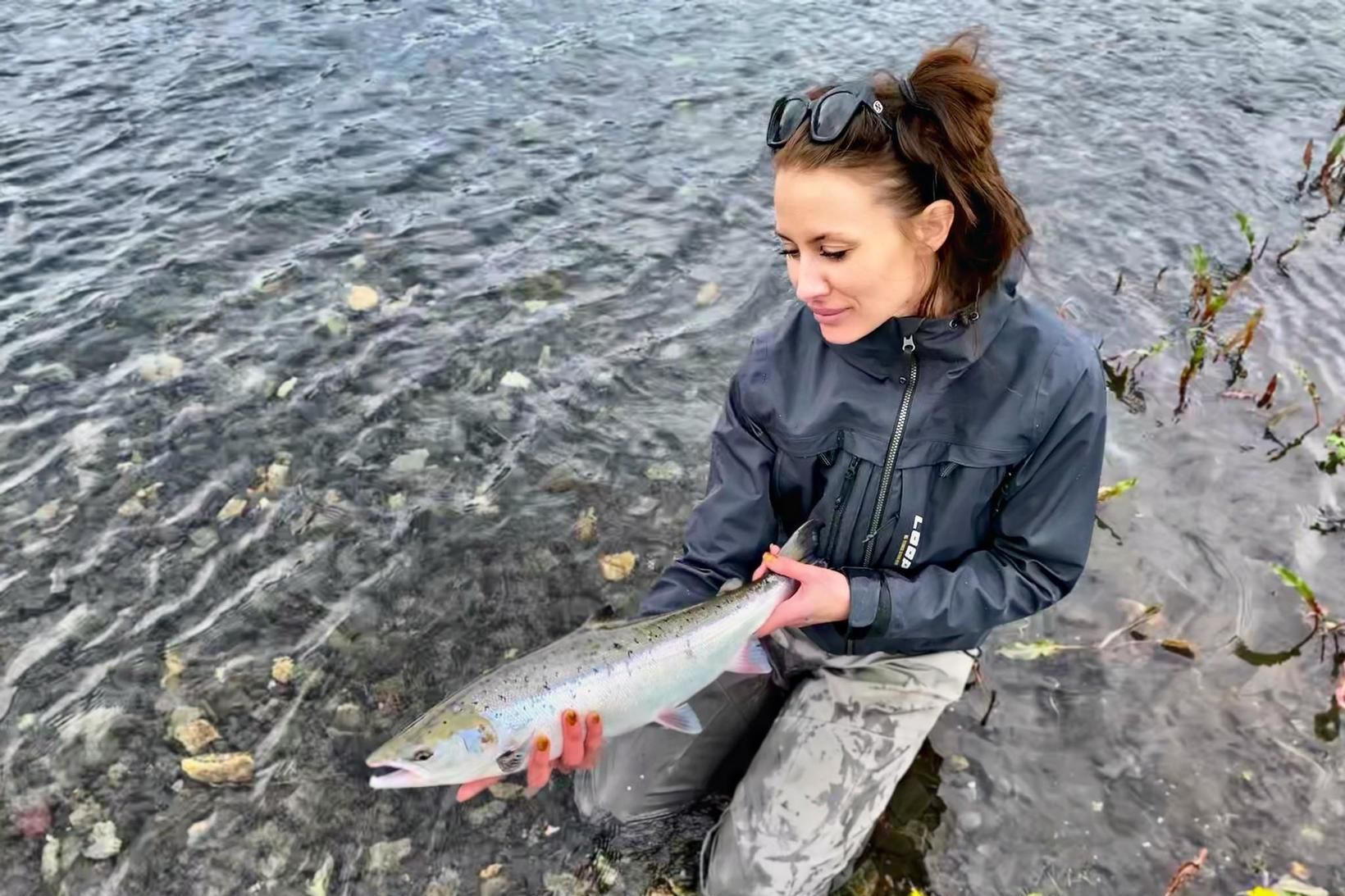 Valgerður Árnadóttir með smálax sem veiddist í Stóru Laxá í …