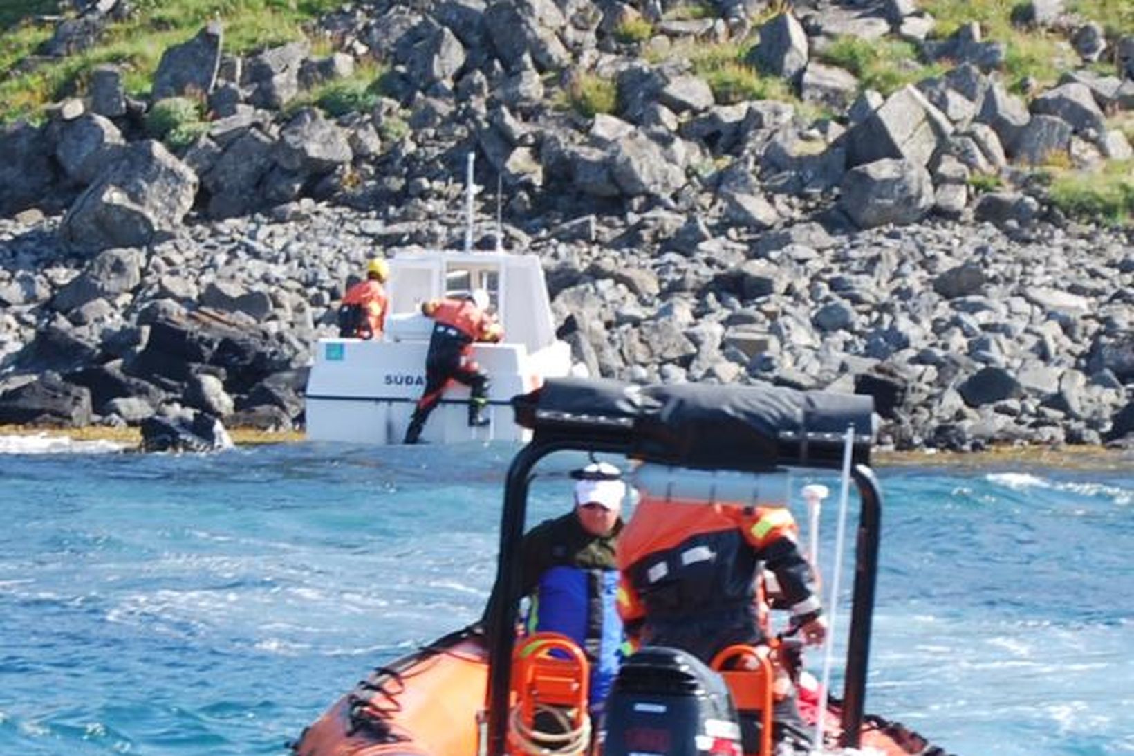 Sjóstangaveiðibáturinn strandaði milli kletta á Langanesi. Björgunarsveitin Kópur bjargaði áhöfninni …