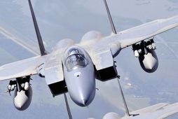 Tvær bandarískar orrustuþotur af gerðinni F-15 Strike Eagle.