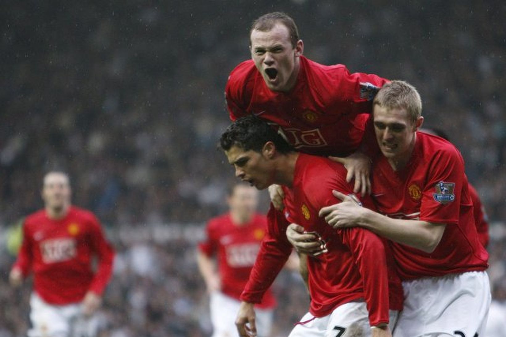 Wayne Rooney og Darren Fletcher fagna með Cristiano Ronaldo eftir …