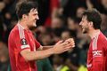 Úrslit Harry Maguire og Mason Mount fagna sigri Manchester United í gærkvöldi. Mount kom inn á sem varamaður og skoraði tvívegis.