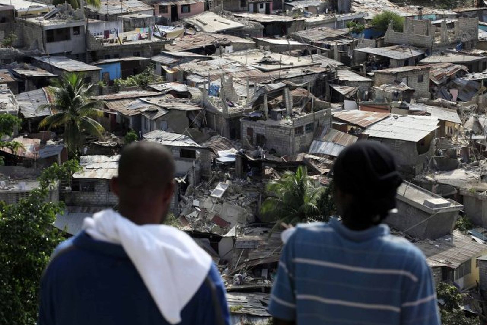 Íbúar skoða eyðileggingu í höfuðborg Haítí, Port-au-Prince.