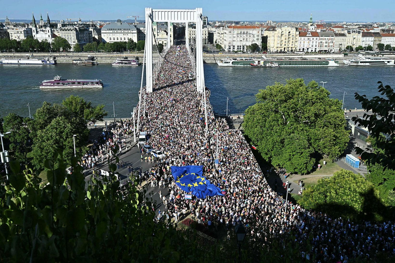 Gríðarlegur fjöldi er í gleðigöngunni í Búdapest.