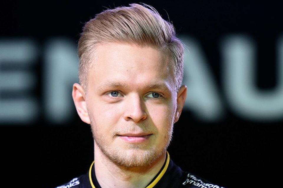 Kevin Magnussen í keppnisgalla Renault.