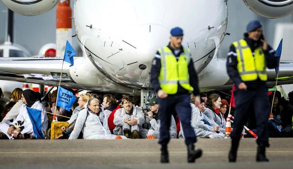 Hundruð handtekin fyrir mótmæli á Schiphol