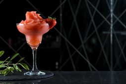 Frozen Strawberry Daiquiri hentar sérlega vel þegar sólin er hátt á lofti eða þegar okkur …