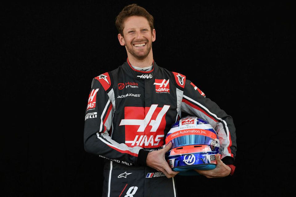 Romain Grosjean hjá Haas með hjálm sinn í Melbourne.