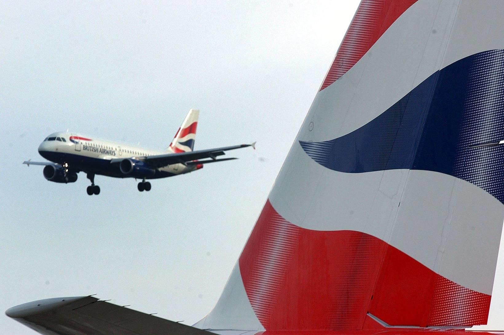 Flugfreyja British Airways var handtekin við lendingu á Gatwick í …