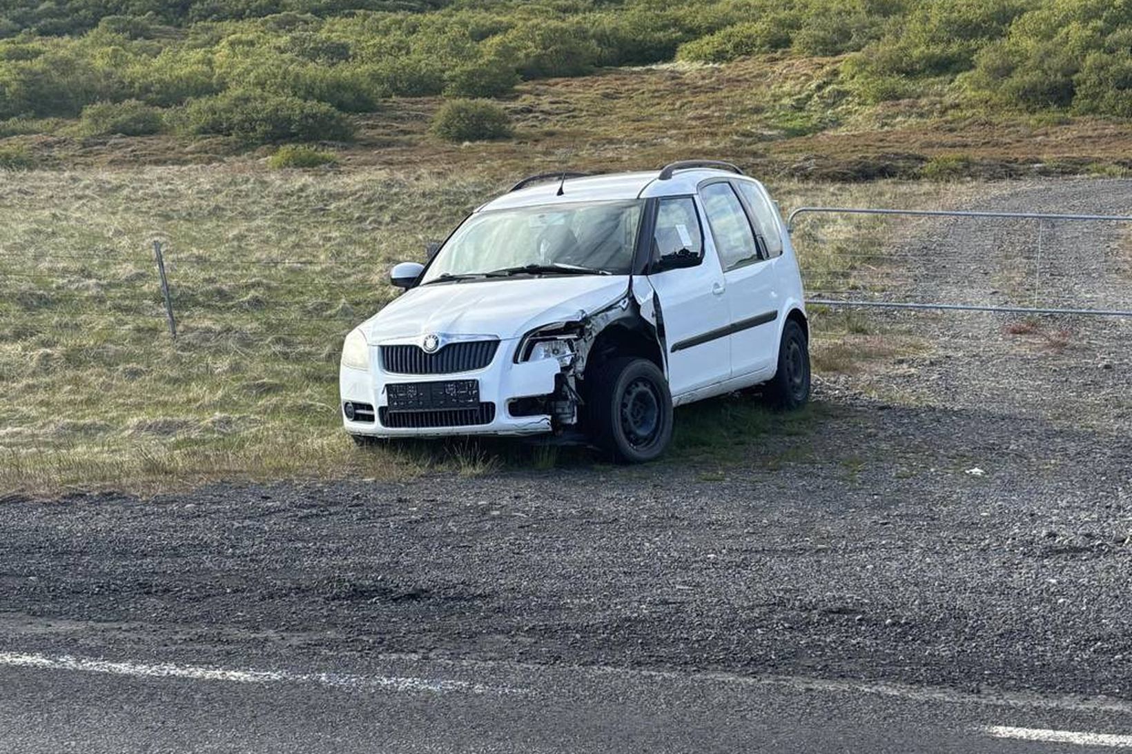 Skemmdur bíll án bílnúmers utan vegar í Borgarfirði.