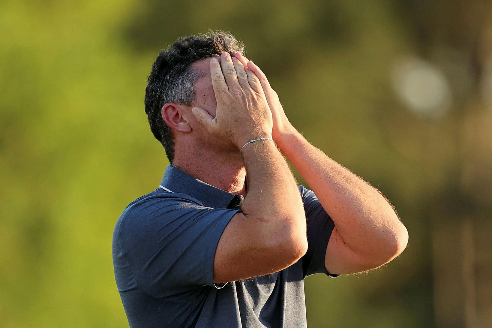 Rory McIlroy fagnar sigrinum langþráða.