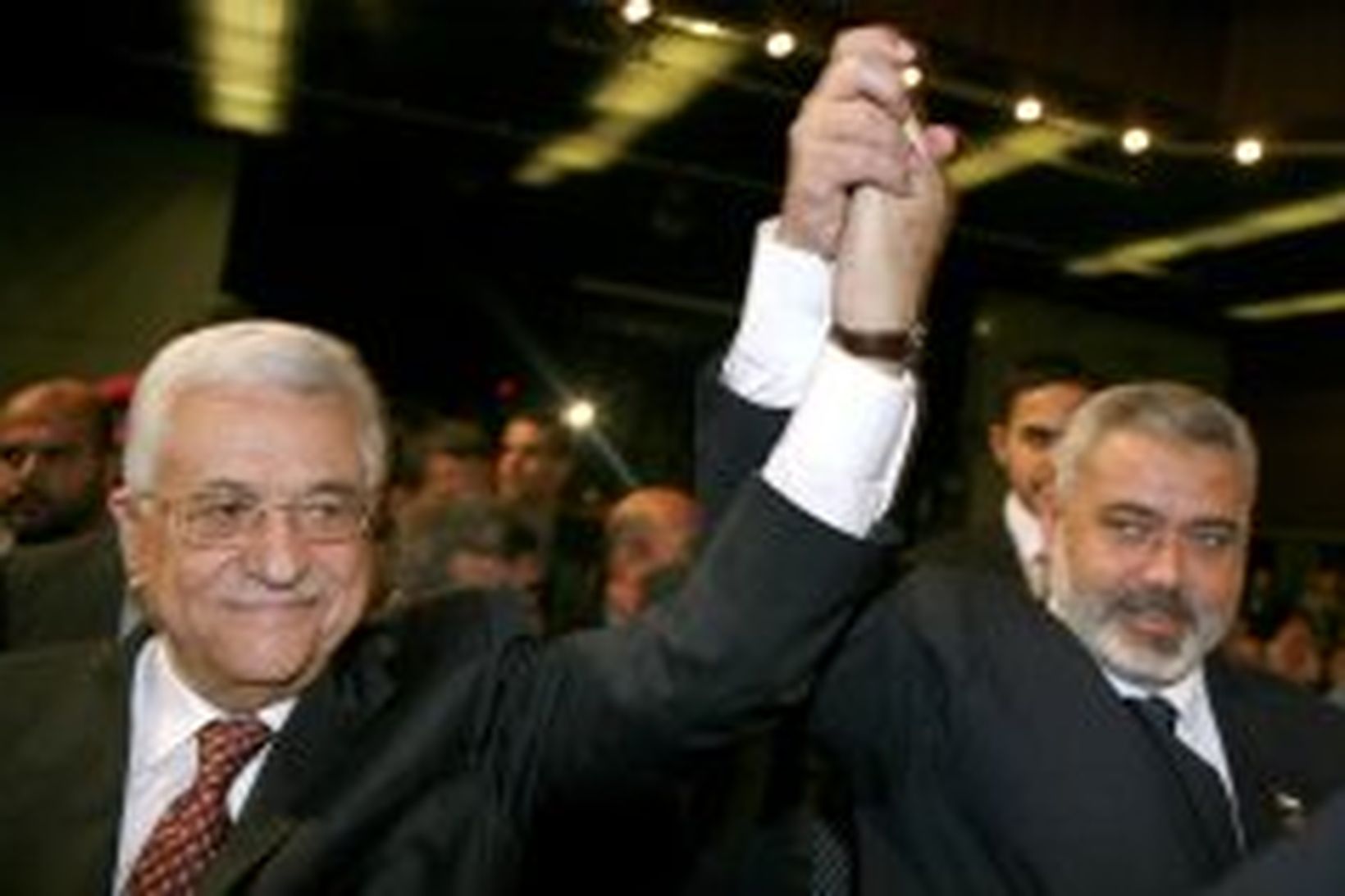 Mahmud Abbas, forseti Palestínumanna og Ismail Haniyeh, forsætisráðherra, fagna samkomulagi …