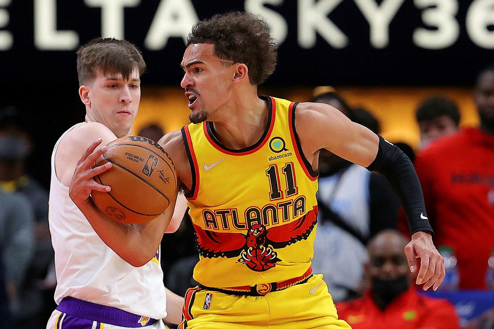 Trae Young í baráttunni í leiknum í kvöld. Hann átti …